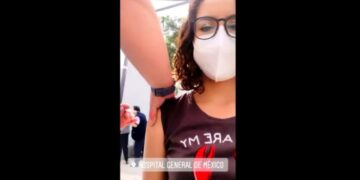 La youtuber Fernanda Mendoza recibió críticas por presumir que ya fue vacunada contra Covid-19